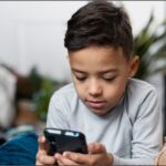 Addiction: - Addiction: मोबाइल फोन से चिपके रहने की लत हर साल 20 हजार बच्चों की ले रही जान, सरकार से कानून बनाने की मांग