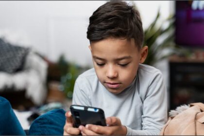 Addiction: - Addiction: मोबाइल फोन से चिपके रहने की लत हर साल 20 हजार बच्चों की ले रही जान, सरकार से कानून बनाने की मांग