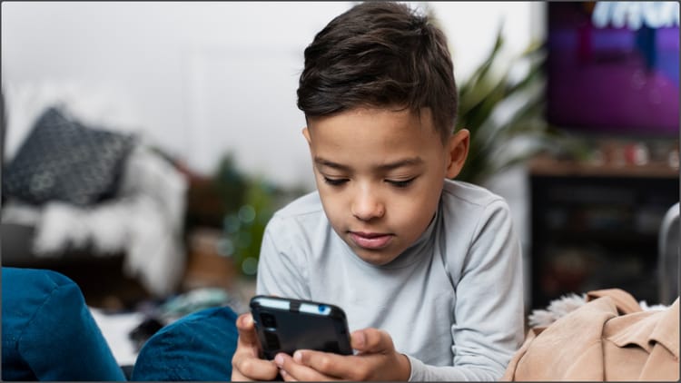 Addiction: - Addiction: मोबाइल फोन से चिपके रहने की लत हर साल 20 हजार बच्चों की ले रही जान, सरकार से कानून बनाने की मांग