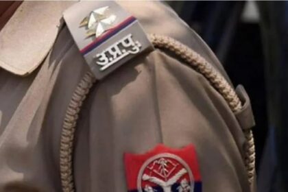 UP: पीठ - UP: पीठ और पैरों पर बरसाए पटे, कॉलर पकड़ घसीटा, इसलिए अपराधी की तरह किसान पर बरपाया कहर; दरोगा लाइन हाजिर