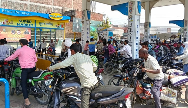 UP: अफवाह - UP: अफवाह या लोगों को सता रहा डर, सात दिन में दोगुनी हो गई डीजल-पेट्रोल की मांग; पंपों की ये है स्थिति