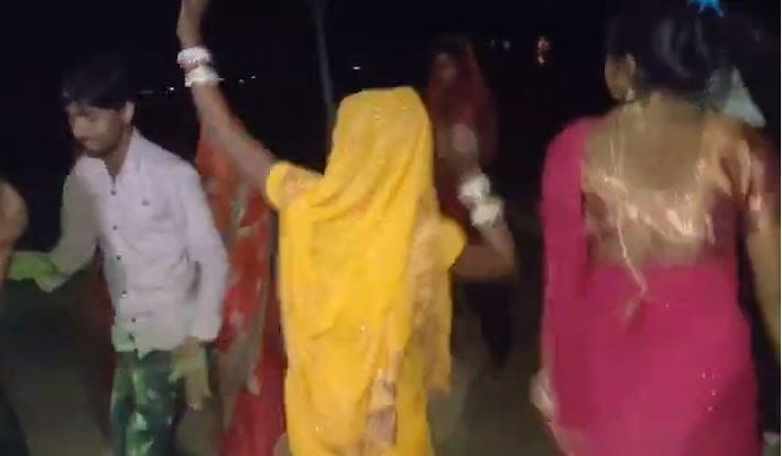 UP: देवर-भाभी - UP: देवर-भाभी ने कर ली आत्महत्या, डीजे पर रात में जमकर किया डांस, सुबह एक ही फंदे पर लटकी मिलीं दोनों की लाशें