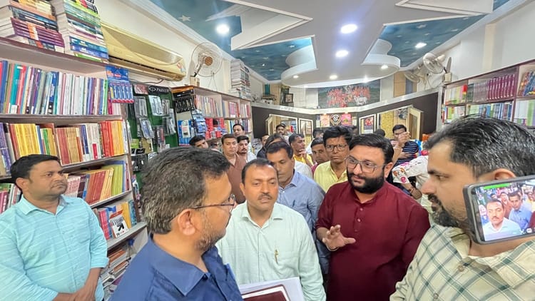 गजब का - गजब का फर्जीवाड़ा: एक ही क्लास की किताबें, हर स्कूल में कीमत अलग-अलग; रेट सुन छूट रहे अभिभावकों के पसीने