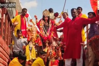 Lakhimpur - Lakhimpur Kheri: नवरात्र के बाद मूर्तियों का विसर्जन, शहर में निकली भव्य शोभायात्रा