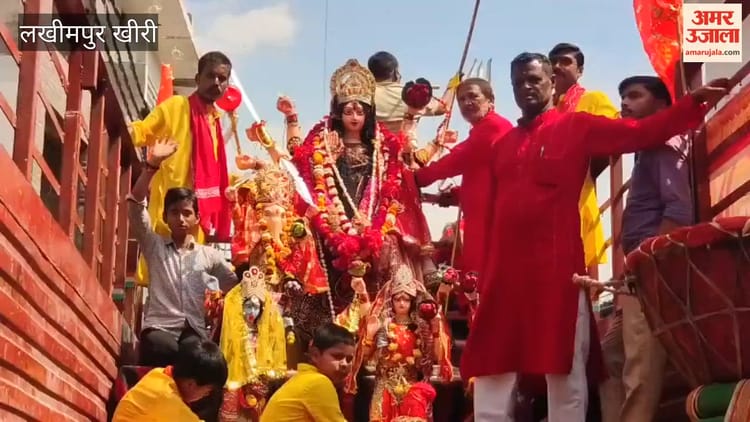 Lakhimpur - Lakhimpur Kheri: नवरात्र के बाद मूर्तियों का विसर्जन, शहर में निकली भव्य शोभायात्रा