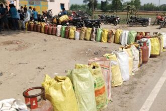 LPG Crisis: - LPG Crisis: लखीमपुर खीरी में गैस एजेंसी पर उपभोक्ताओं की लगी लंबी कतार, तेज धूप में हुए परेशान