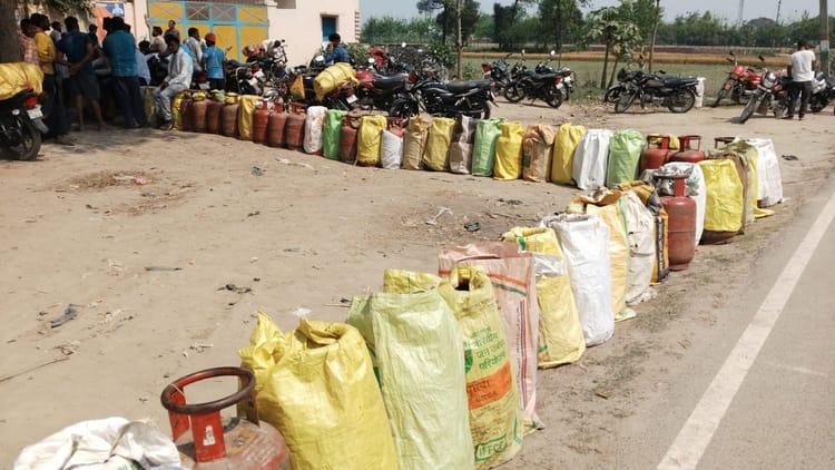 LPG Crisis: - LPG Crisis: लखीमपुर खीरी में गैस एजेंसी पर उपभोक्ताओं की लगी लंबी कतार, तेज धूप में हुए परेशान