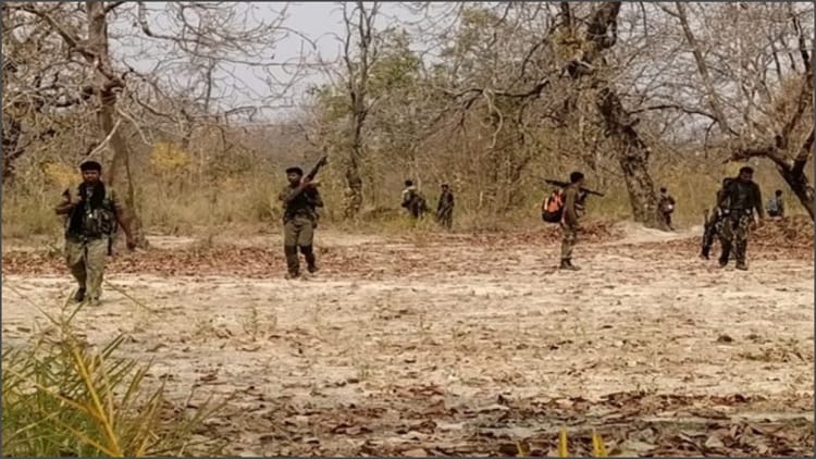 Naxal: - Naxal: नक्सलवाद पर आखिरी प्रहार के लिए निकले 50 हजार जवान; देश के इन राज्यों में छिपे हैं करीब 150 नक्सली