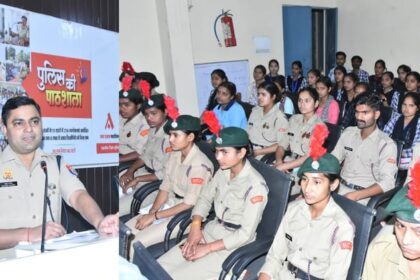 Bareilly - Bareilly News: मोबाइल फोन और सोशल मीडिया की बढ़ती लत खतरनाक, एसपी सिटी ने विद्यार्थियों को किया आगाह