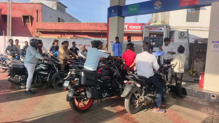 Lakhimpur - Lakhimpur Kheri News: पेट्रोल-डीजल की अफरातफरी, स्टॉक खत्म होने से कई पंप पर लटके ताले