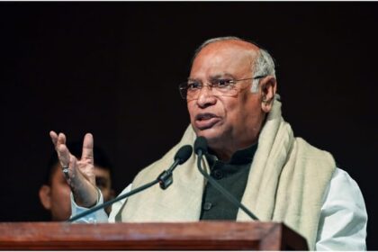 असम चुनाव: - असम चुनाव: खरगे ने कांग्रेस की पांच गारंटियों का किया एलान, महिलाओं को मासिक मदद और 25 लाख का स्वास्थ्य बीमा