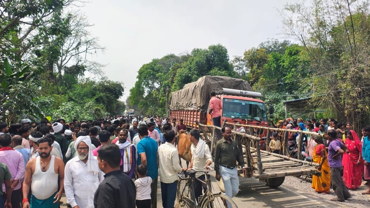 लखीमपुर - लखीमपुर खीरी में दर्दनाक हादसे: दो मां और दो बच्चों की मौत, चारों को ट्रकों ने कुचला; परिवारों में मचा कोहराम