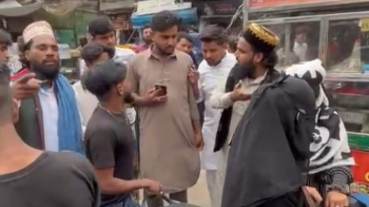 Bareilly - Bareilly News: दूसरे समुदाय की महिलाओं संग देखकर युवक को सरेराह पीटा, पांच आरोपियों के खिलाफ रिपोर्ट