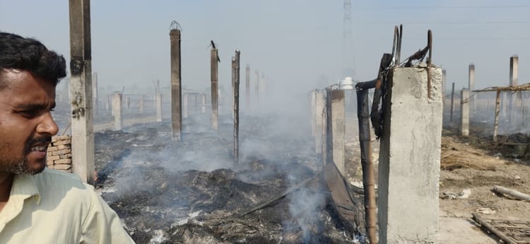 Lakhimpur - Lakhimpur Kheri News: पोल्ट्री फार्म में लगी आग, 6700 चूजे जिंदा जले