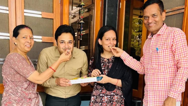 UPPCS - UPPCS Result: अयोध्या की अनामिका ने हासिल की चौथी रैंक, बनीं डिप्टी कलेक्टर; सेल्फ स्टडी से मिली सफलता