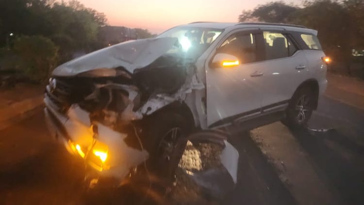 Maharashtra: - Maharashtra: सीएनजी ले जा रहे ट्रक से टकराई कांग्रेस सांसद की एसयूवी, बाल-बाल बचे; हवाई अड्डे जा रही थी कार