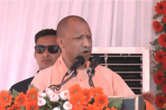 UP:सीएम - UP:सीएम योगी ने 250 इलेक्ट्रिक व सीएनजी वाहनों को दिखाई हरी झंडी, बोले- बीते नौ साल में लखनऊ में जीवनस्तर बढ़ा