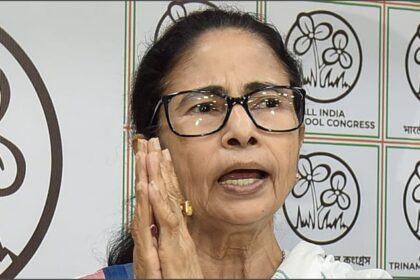 Bengal: - Bengal: ममता बनर्जी को सता रहा नए अधिकारियों का डर, टीएमसी उम्मीदवारों से कहा- नामांकन भरते समय सतर्क रहें