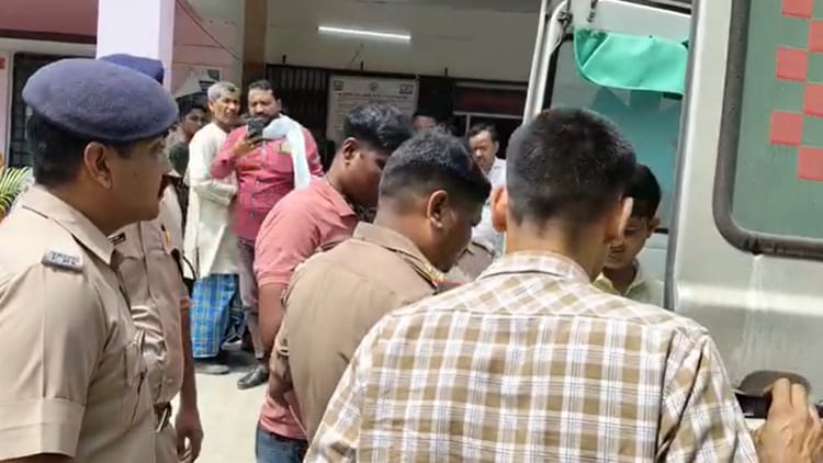 Prayagraj - Prayagraj : चुनावी मुद्दे पर बहस के बाद युवक को चलती ट्रेन से नीचे फेंका, सिर में चोट लगने से मौत