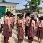 UP News: - UP News: तराई के स्कूलों में अखबार से हुई पढ़ाई की शुरुआत, विद्यार्थियों ने पढ़ा 'अमर उजाला'; तस्वीरें