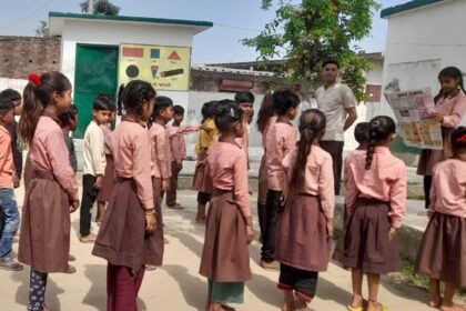 UP News: - UP News: तराई के स्कूलों में अखबार से हुई पढ़ाई की शुरुआत, विद्यार्थियों ने पढ़ा 'अमर उजाला'; तस्वीरें