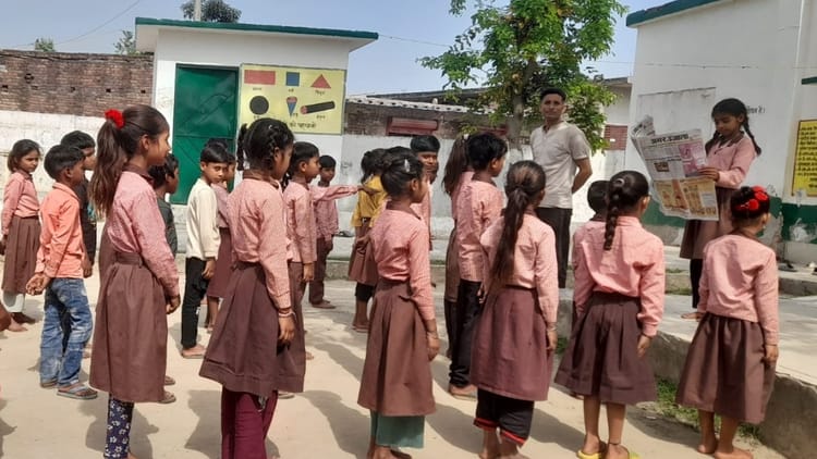 UP News: - UP News: तराई के स्कूलों में अखबार से हुई पढ़ाई की शुरुआत, विद्यार्थियों ने पढ़ा 'अमर उजाला'; तस्वीरें