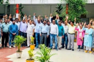 Lakhimpur - Lakhimpur Kheri News: काली पट्टी बांधकर कर्मचारियों ने जताया विरोध