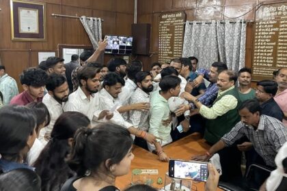 बरेली - बरेली कॉलेज में हाथापाई का मामला: एबीवीपी कार्यकर्ताओं ने बिगाड़ा माहौल, प्रोफेसर ने की कार्रवाई की मांग