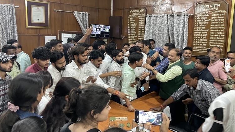 बरेली - बरेली कॉलेज में हाथापाई का मामला: एबीवीपी कार्यकर्ताओं ने बिगाड़ा माहौल, प्रोफेसर ने की कार्रवाई की मांग