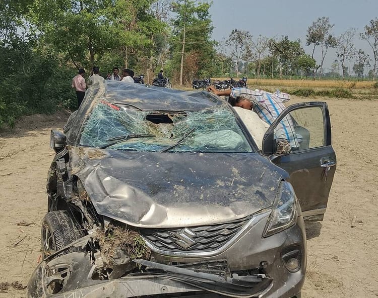 Lakhimpur - Lakhimpur Kheri News: तेज रफ्तार कार पलटी, चालक गंभीर