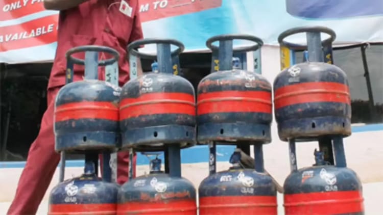 LPG Crisis: - LPG Crisis: गैस किल्लत के बीच बड़ी राहत, इन ग्राहकों को होगा बड़ा फायदा; सिर्फ ये ID दिखाने पर मिलेगा सिलिंडर
