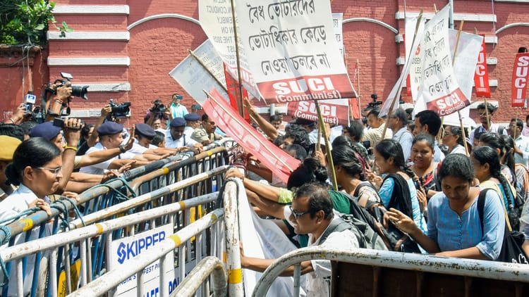 पश्चिम - पश्चिम बंगाल: एसआईआर के खिलाफ राज्यभर में प्रदर्शन, मालदा-जलपाईगुड़ी समेत कई जिलों में राजमार्ग अवरुद्ध