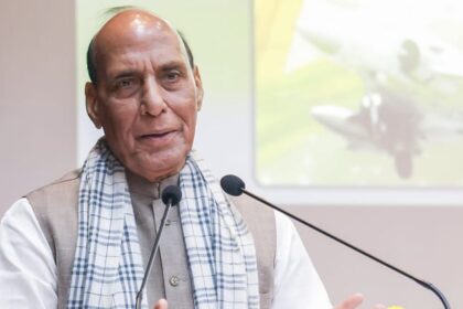 Jet Fuel: - Jet Fuel: जेट ईंधन की कीमतों पर सरकार का बड़ा फैसला, हर महीने 25% तक की सीमा तय; रक्षा मंत्री ने क्या कहा?