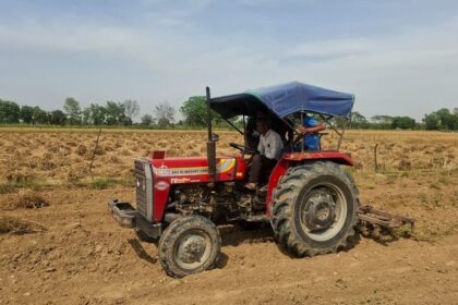 Hathras: - Hathras: नहीं मिला सही भाव, कोल्ड स्टोर फुल, एक और हताश किसान ने जोत डाली पांच बीघा आलू की फसल