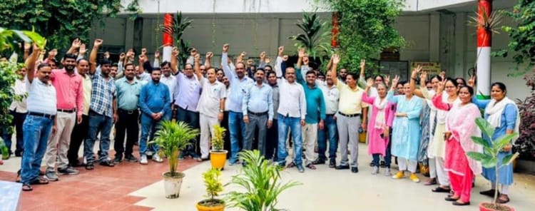 Lakhimpur - Lakhimpur Kheri News: काली पट्टी बांधकर कर्मचारियों ने जताया विरोध