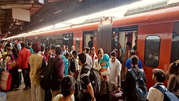Railway: - Railway: भीड़भाड़ से निपटने के लिए रेलवे का बड़ा कदम, यात्रियों की सुविधाओं के लिए स्टेशन पर किए यह बदलाव