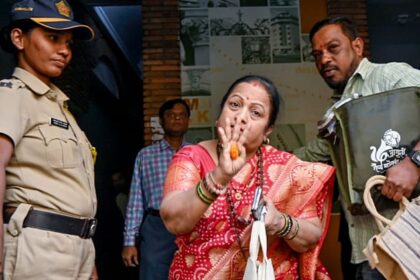 स्कूलों - स्कूलों में 'मनाचे श्लोक' पढ़ाने पर रार: पूर्व बीएमसी मेयर का प्रस्ताव, AIMIM बोली-धर्म नहीं, संविधान पढ़ाओ