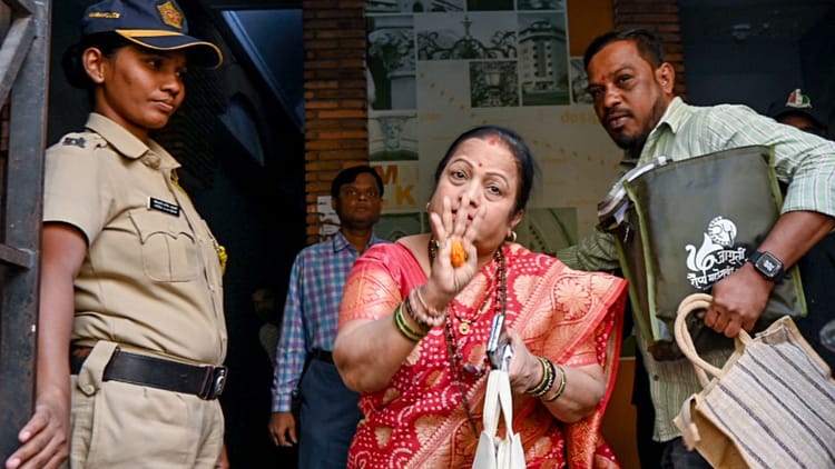 स्कूलों - स्कूलों में 'मनाचे श्लोक' पढ़ाने पर रार: पूर्व बीएमसी मेयर का प्रस्ताव, AIMIM बोली-धर्म नहीं, संविधान पढ़ाओ