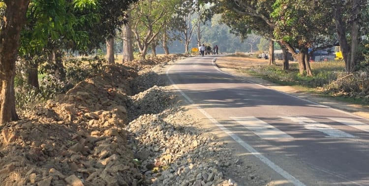 Lakhimpur - Lakhimpur Kheri News: डिगनिया से दुधवा तक सड़क सुधरने लगी, सफर होगा आसान