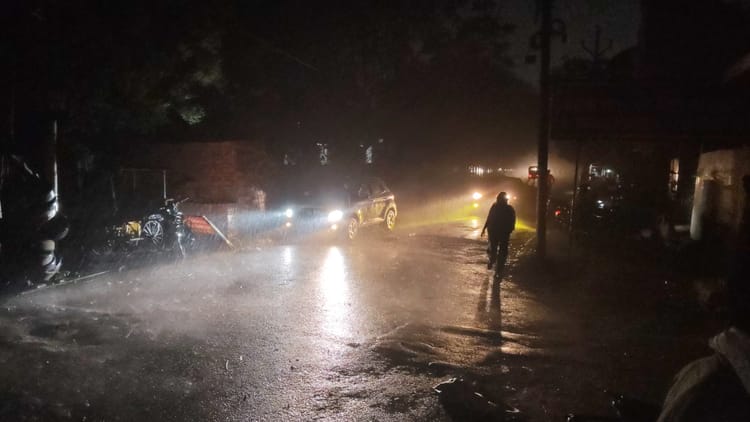 UP Weather: - UP Weather: आंधी, बारिश-ओलावृष्टि ने मचाई तबाही, फसलें चौपट, गिर गए मकान; 10 लोग घायल