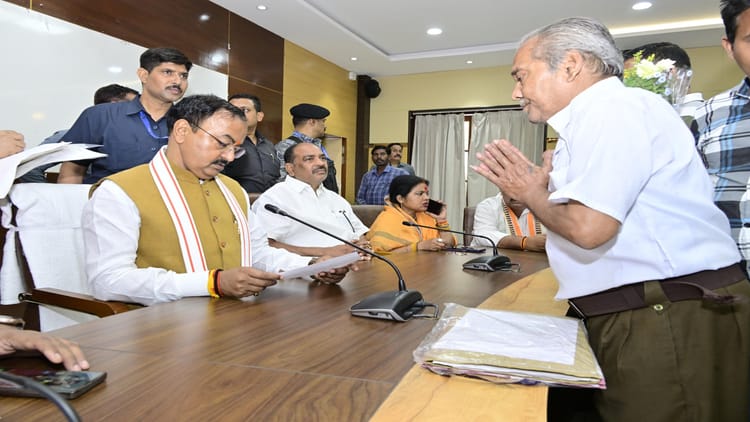 Prayagraj - Prayagraj : डिप्टी सीएम केशव ने सर्किट हाउस में सुनी जनता की समस्याएं, त्वरित निस्तारण का निर्देश