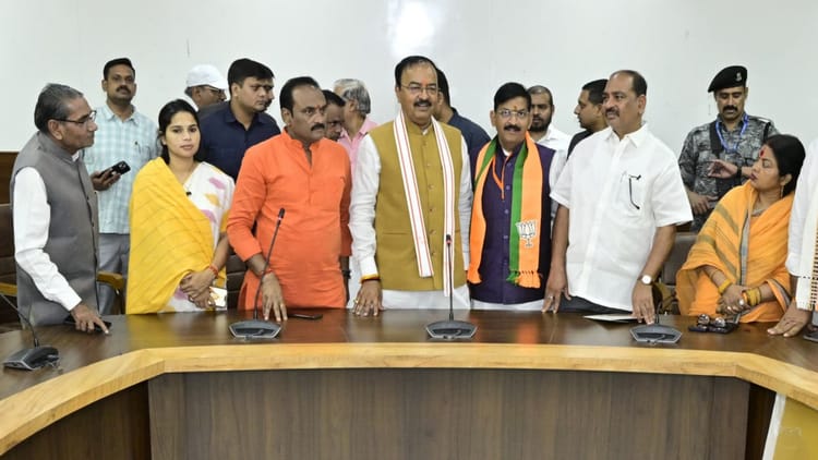 UP : - UP : डिप्टी सीएम केशव बोले- पश्चिम बंगाल में खिलेगा कमल, जनता ममता बनर्जी से त्रस्त