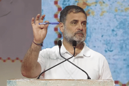 Kerala - Kerala Elections: राहुल गांधी ने सीएम विजयन पर साधा निशाना, कहा- बच्चों को बचाने के लिए पीएम के आगे झुके