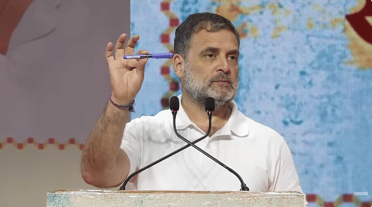 Kerala - Kerala Elections: राहुल गांधी ने सीएम विजयन पर साधा निशाना, कहा- बच्चों को बचाने के लिए पीएम के आगे झुके