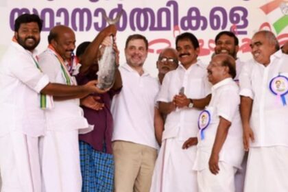 केरल - केरल में सियासी भूचाल: माकपा के बागी सुधाकरण ने राहुल गांधी संग साझा किया मंच, सीएम विजयन को बताया 'छोटा नेता'