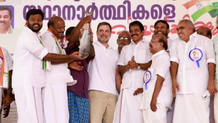 केरल - केरल में सियासी भूचाल: माकपा के बागी सुधाकरण ने राहुल गांधी संग साझा किया मंच, सीएम विजयन को बताया 'छोटा नेता'