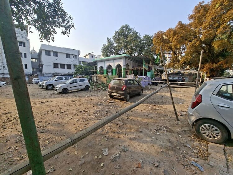 लखनऊ: - लखनऊ: सभी तरह के मौके और मियाद खत्म, 15 दिन के अंदर हटाई जाएंगी केजीएमयू की मजारें; जानिए पूरा मामला