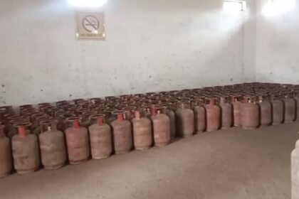 UP: एलपीजी - UP: एलपीजी संकट के बीच लखीमपुर खीरी में 108 सिलिंडर चोरी, चोरों ने गोदाम की दीवार तोड़कर की वारदात