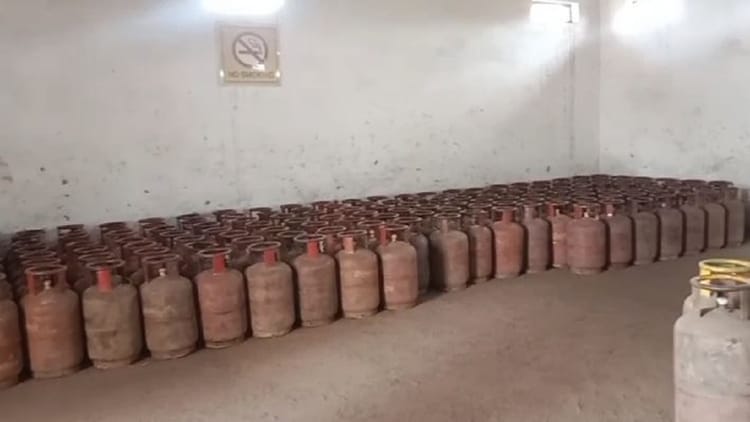 UP: एलपीजी - UP: एलपीजी संकट के बीच लखीमपुर खीरी में 108 सिलिंडर चोरी, चोरों ने गोदाम की दीवार तोड़कर की वारदात