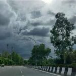 मौसम - मौसम का उलटफेर: उत्तर से दक्षिण तक कहीं तेज बारिश तो कहीं ओले, किसानों पर बढ़ा खतरा; फसल खराब होने की संभावना